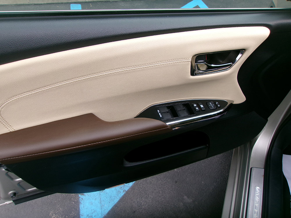 Used 2015 Toyota Avalon XLE w/ Preferred Accessory Package FWD image 13