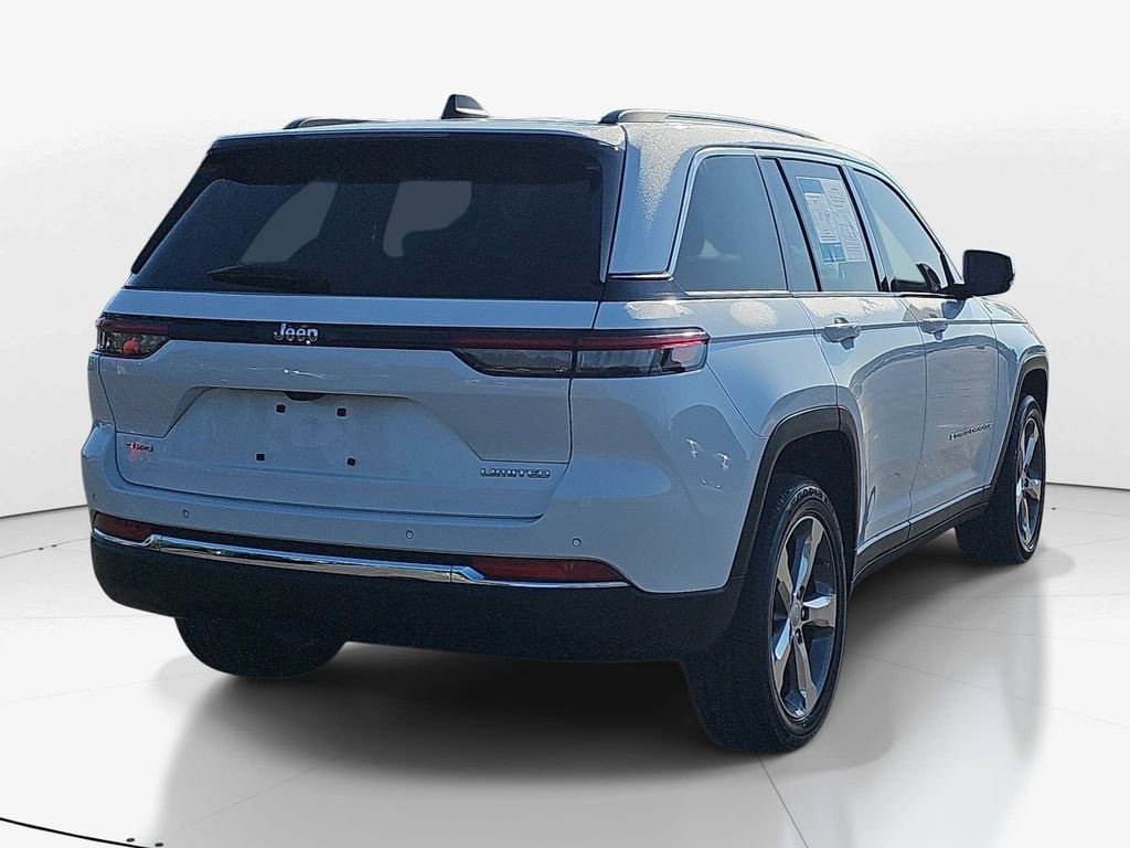Used 2022 Jeep Grand Cherokee Limited w/ Trailer Tow Prep Group (B) AWD/4WD image 5