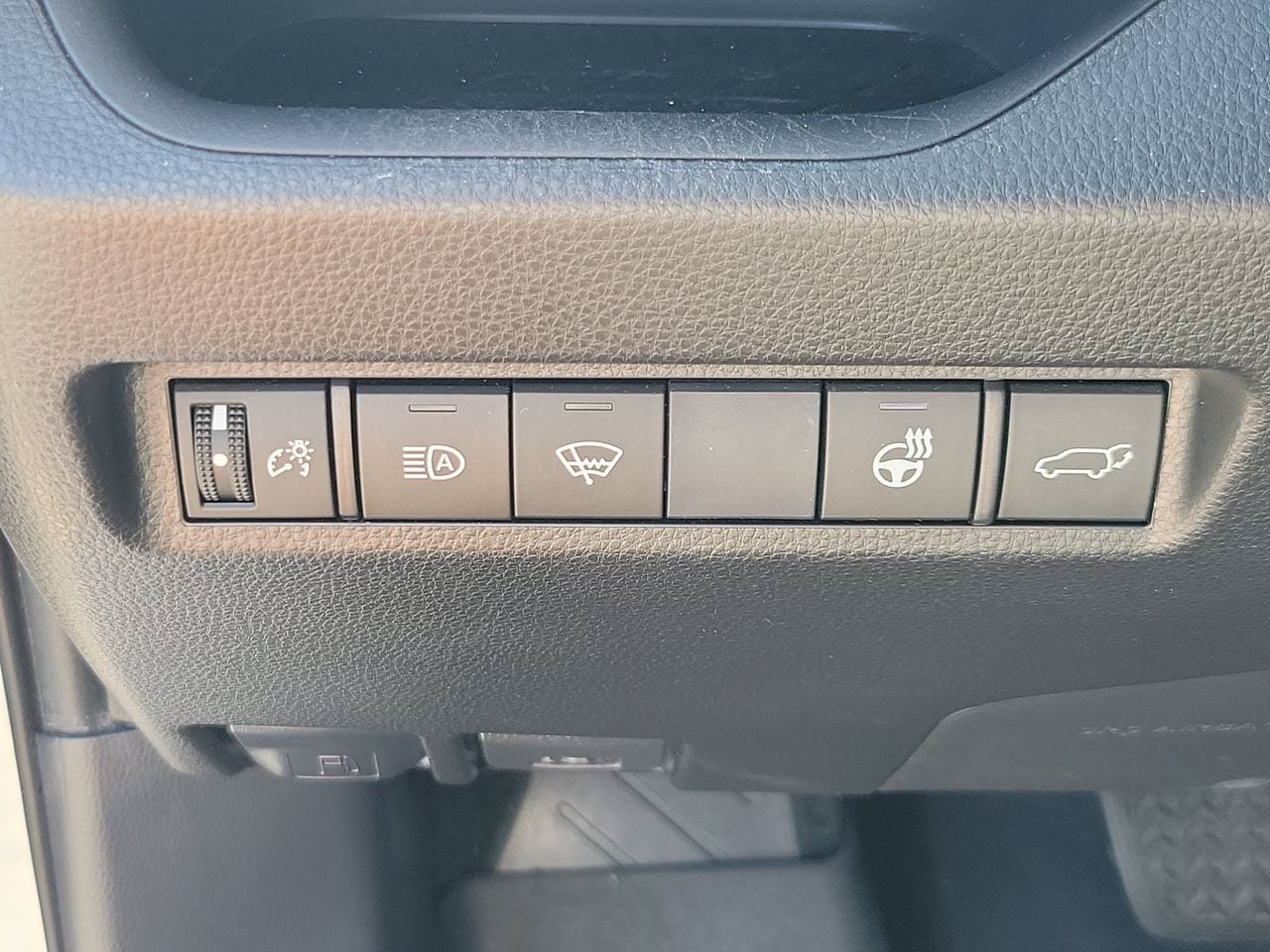 Used 2019 Toyota RAV4 XLE Premium w/ Cold Weather Package FWD image 32