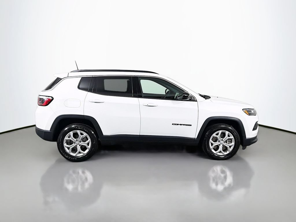 Used 2024 Jeep Compass Latitude AWD/4WD image 8