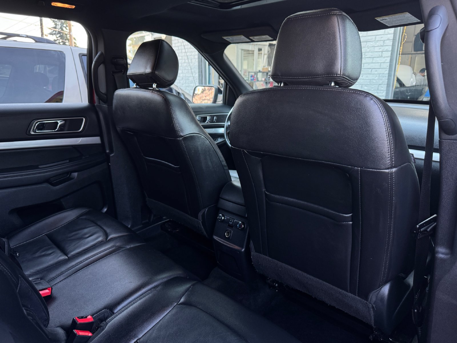 Used 2017 Ford Explorer XLT w/ Equipment Group 202A AWD/4WD image 21
