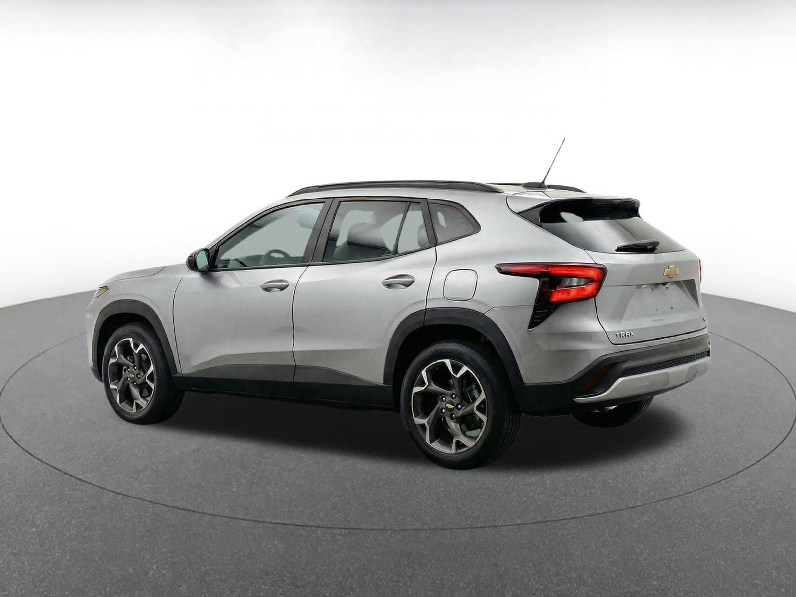 Used 2025 Chevrolet Trax LT FWD image 6