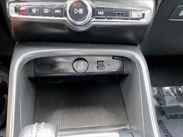 Used 2021 Volvo XC40 T4 Momentum w/ Premium Package image 26