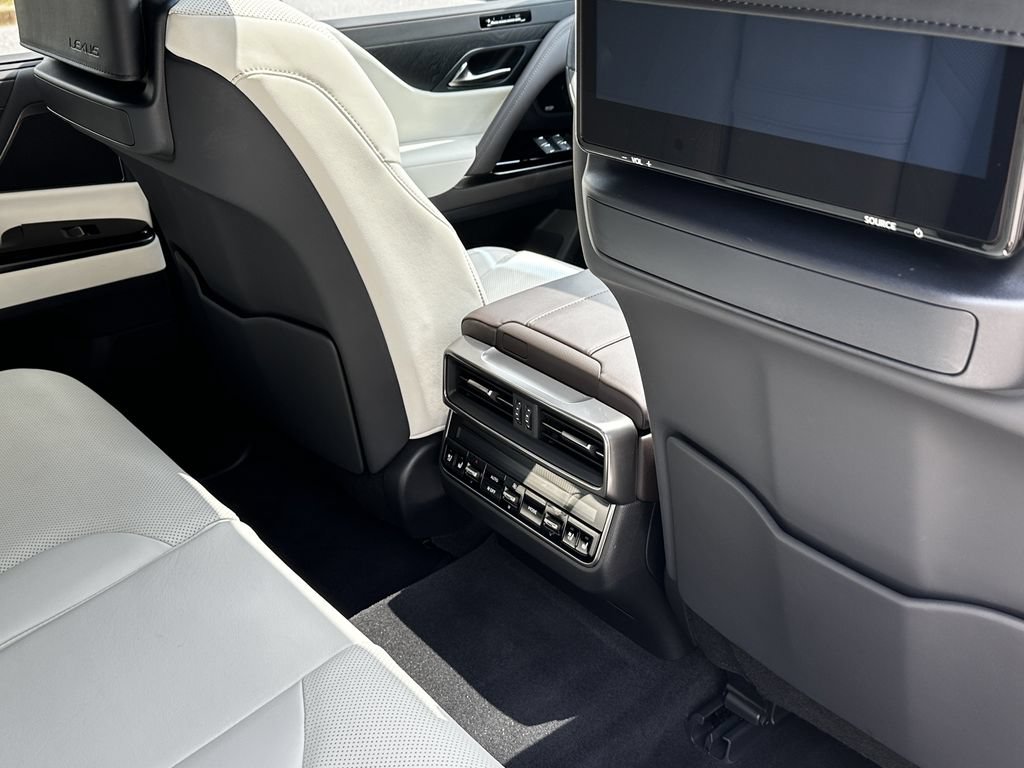 Used 2024 Lexus LX 600 4WD w/ Appearance Package image 19