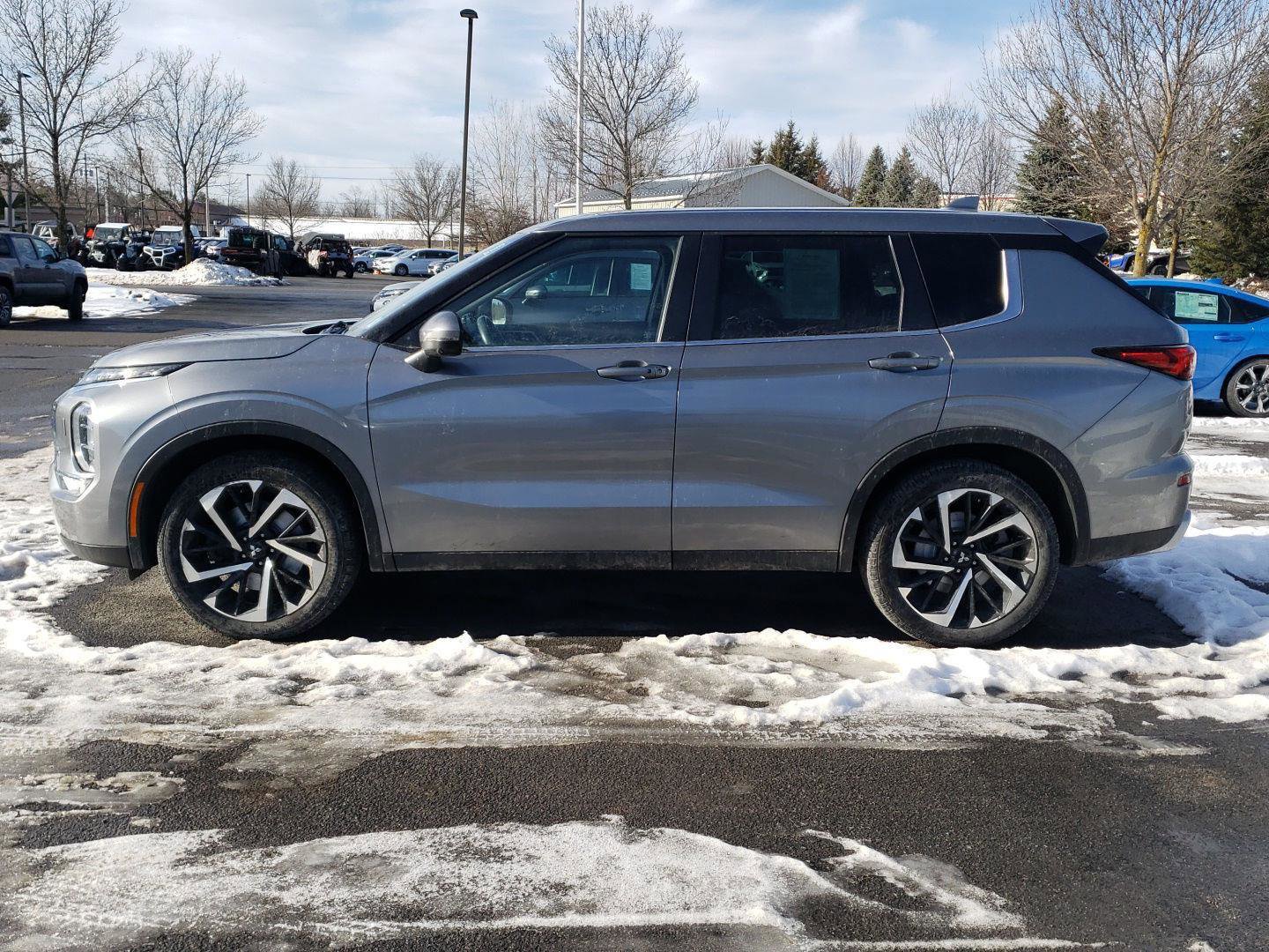 Used 2022 Mitsubishi Outlander SE image 4