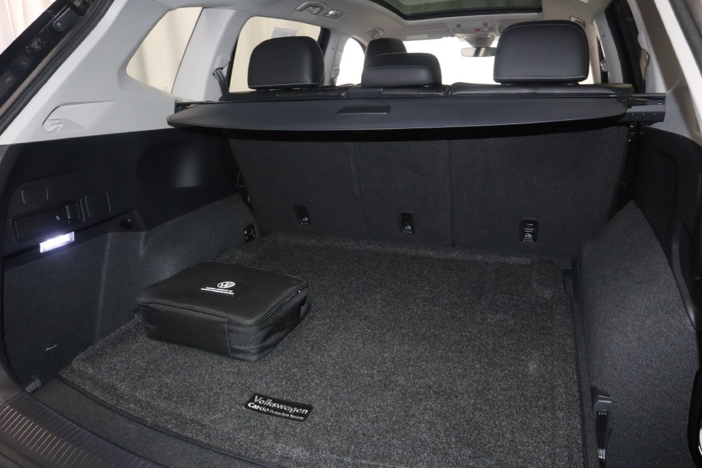 Used 2022 Volkswagen Tiguan SE w/ Panoramic Sunroof Package AWD/4WD image 12
