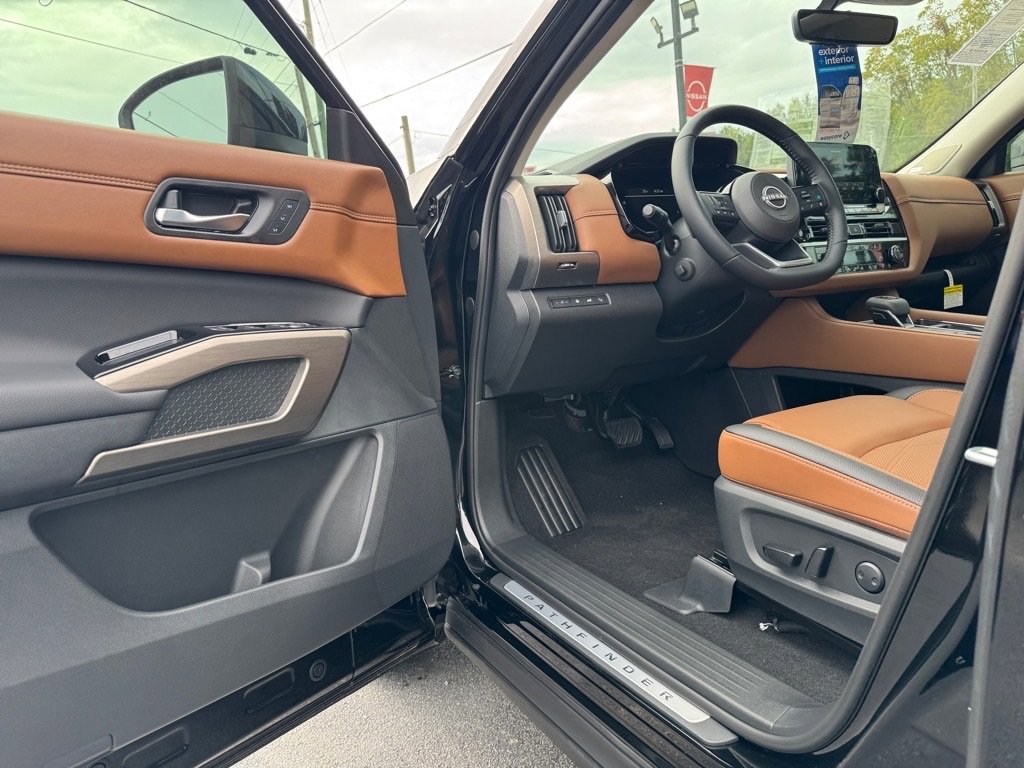 New 2025 Nissan Pathfinder Platinum image 15