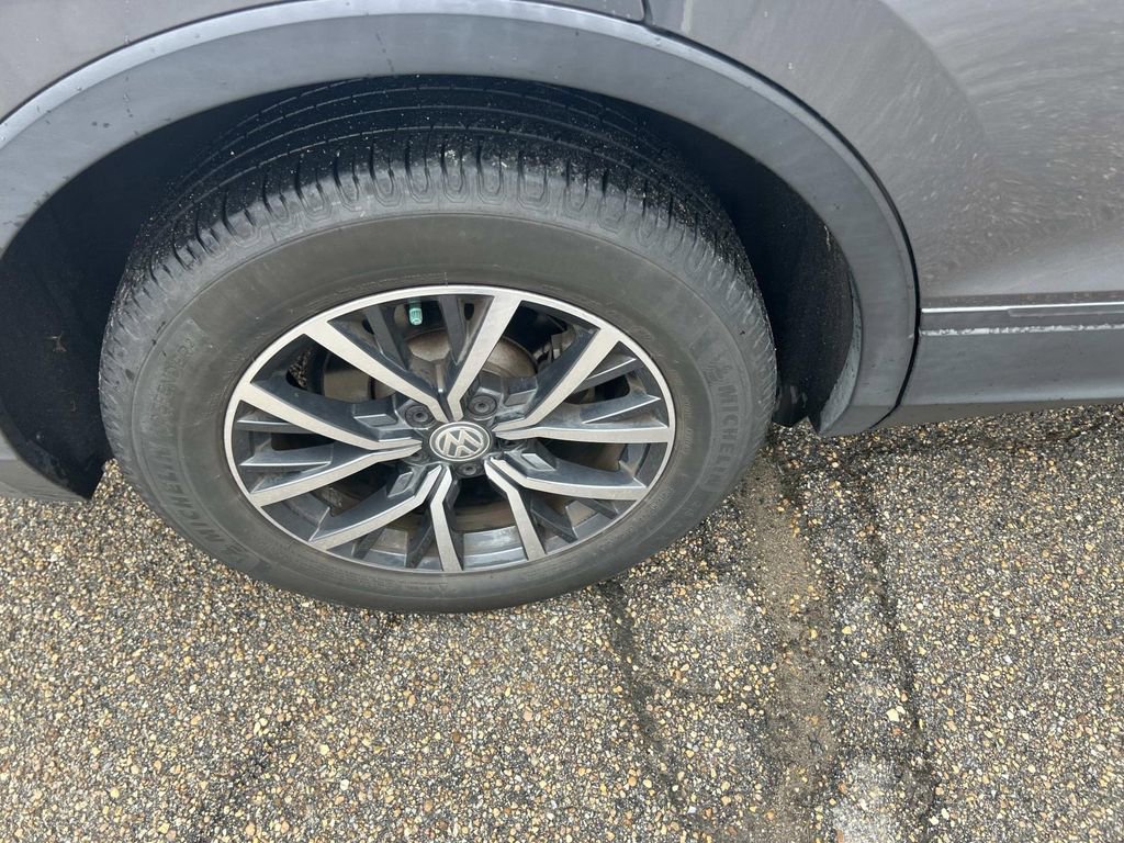 Used 2019 Volkswagen Tiguan SE w/ Panoramic Sunroof Package image 14