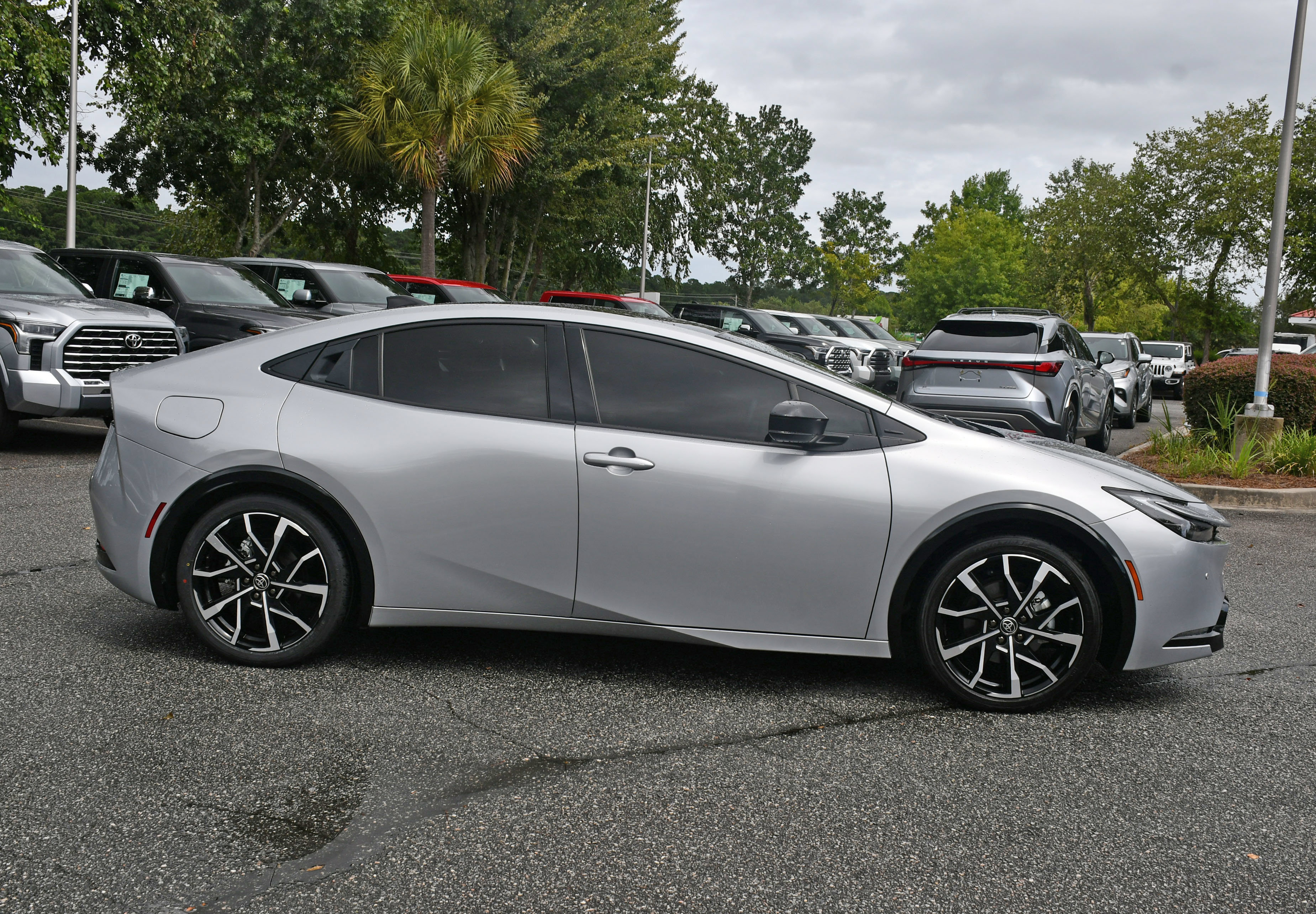 Certified 2025 Toyota Prius Plug-In Hybrid FWD image 5