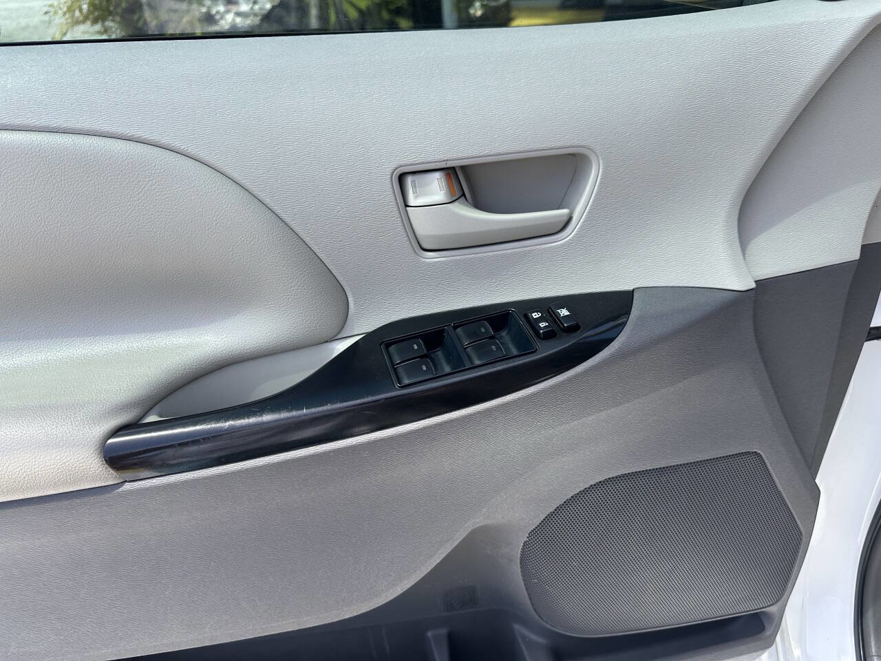 Used 2011 Toyota Sienna LE image 10