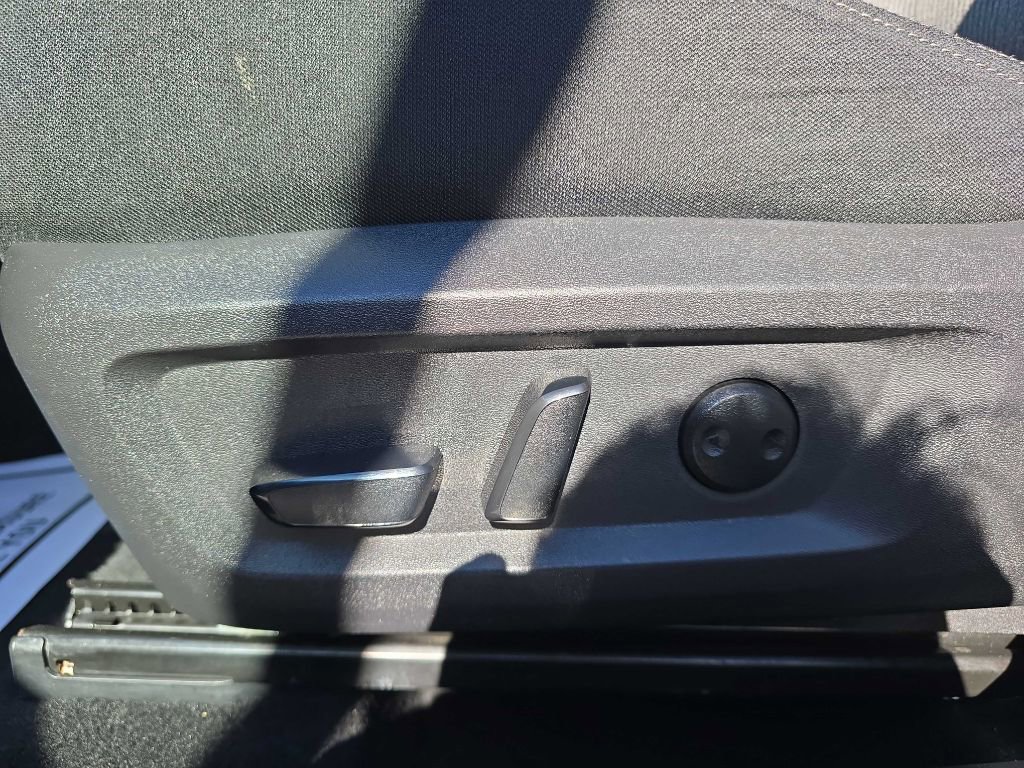 Used 2025 Nissan Rogue SV AWD/4WD image 18