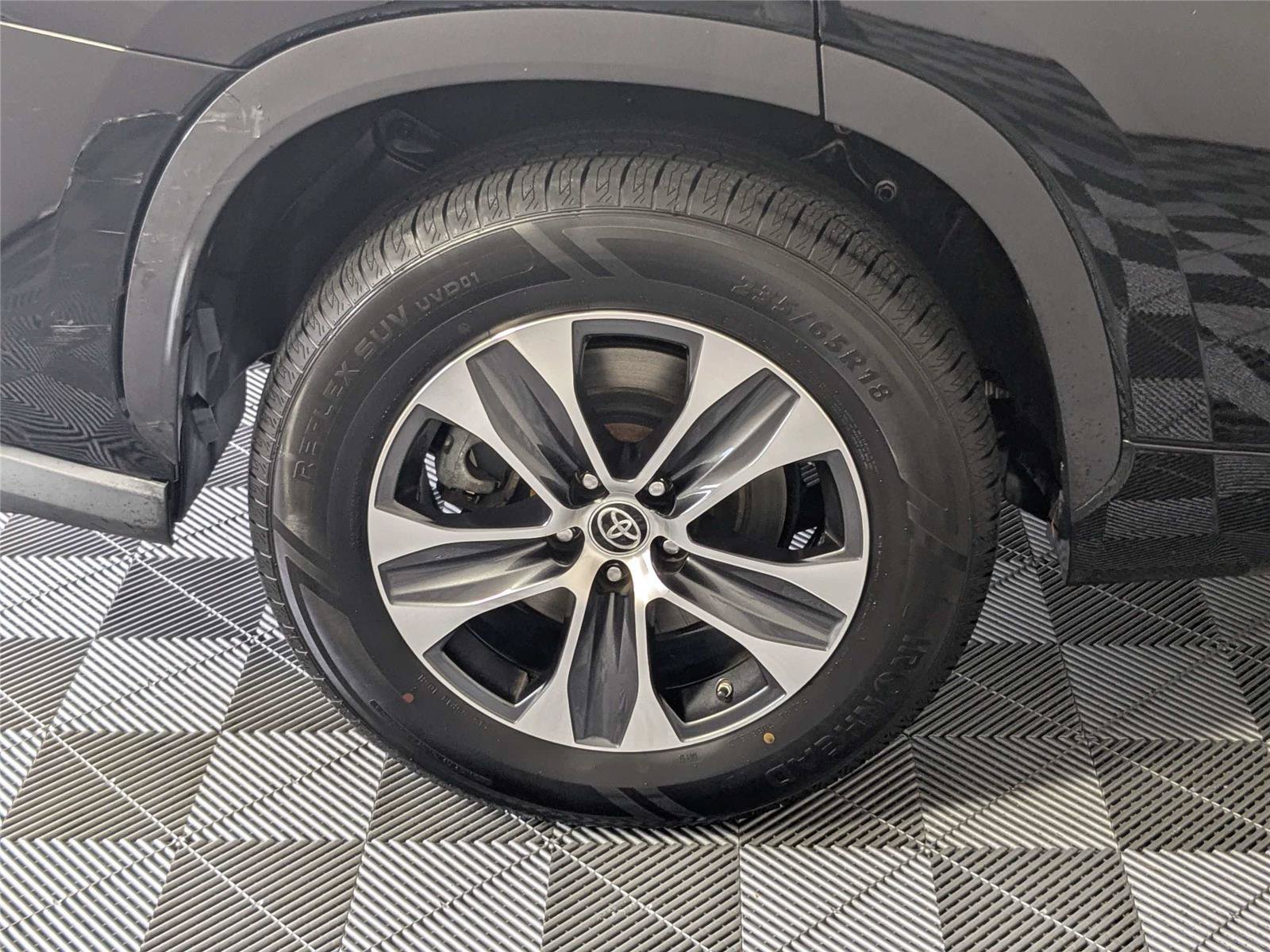 Used 2021 Toyota Highlander XLE FWD image 9