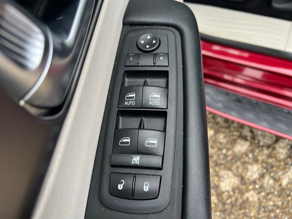 Used 2020 Chrysler Pacifica Touring w/ Tire & Wheel Group FWD image 23