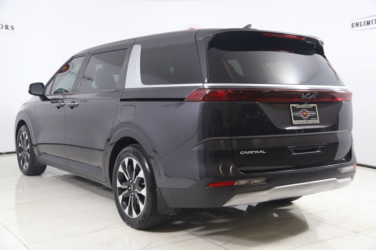 Used 2024 Kia Carnival EX FWD image 4