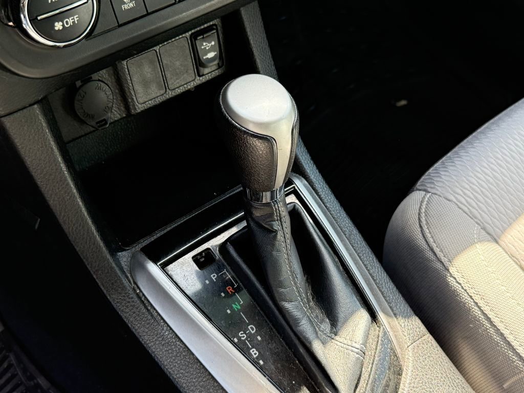 Used 2015 Toyota Corolla LE FWD image 17