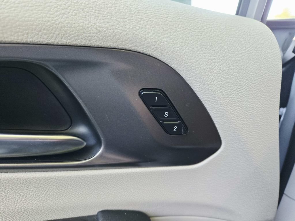 Used 2022 Chrysler Pacifica Touring-L AWD/4WD image 36