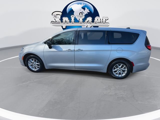 Used 2024 Chrysler Pacifica Touring-L image 6