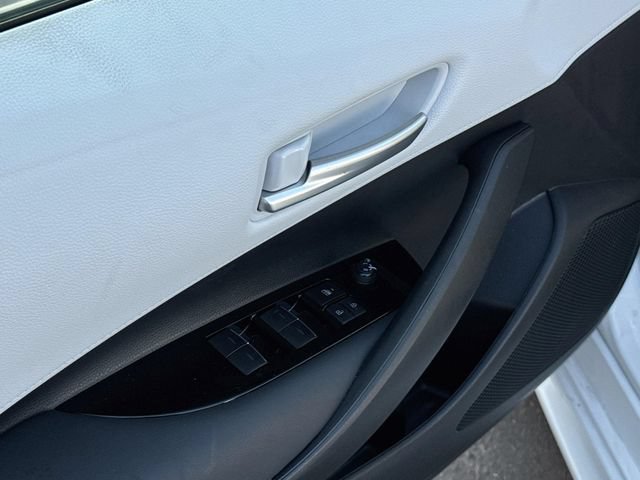 Used 2023 Toyota Corolla SE w/ SE Premium Package FWD image 18