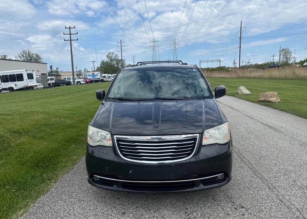Used 2012 Chrysler Town & Country Touring FWD image 3