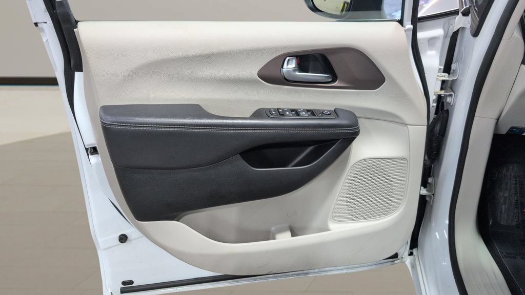 Used 2023 Chrysler Voyager LX FWD image 7