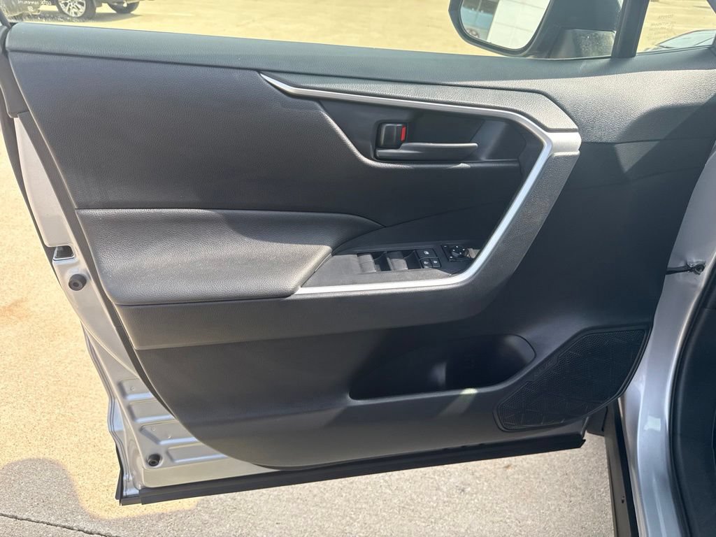 Used 2019 Toyota RAV4 LE w/ Carpet Mat Package AWD/4WD image 18
