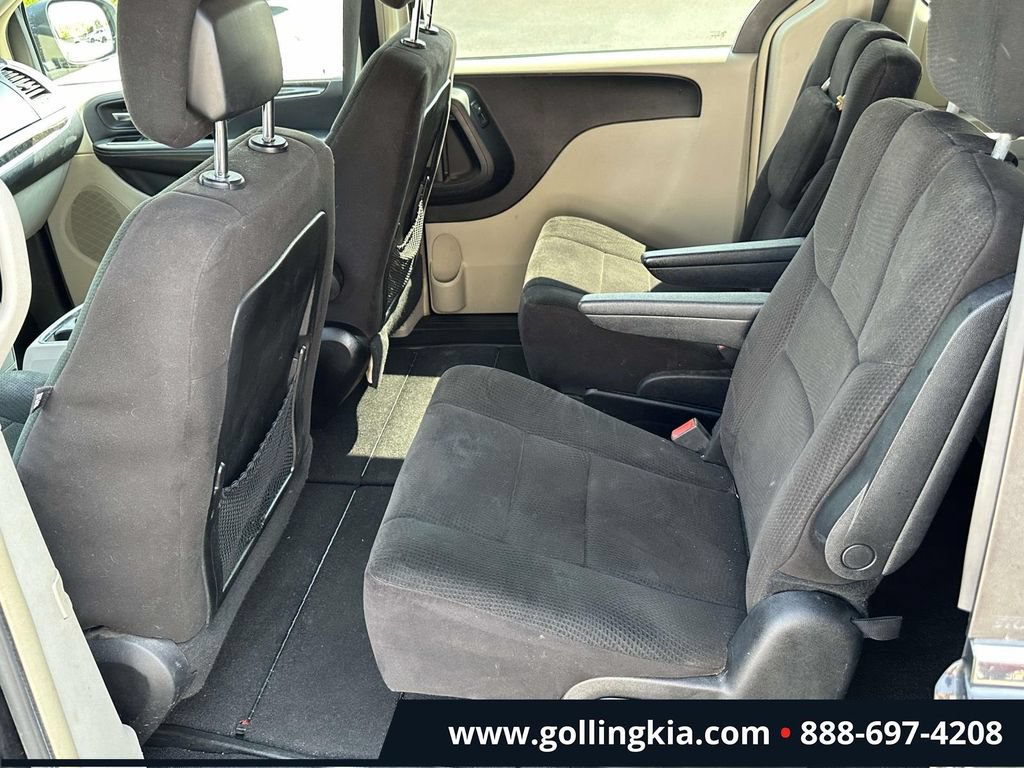 Used 2012 Chrysler Town & Country Touring FWD image 9