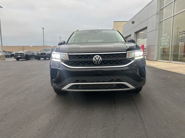 Used 2024 Volkswagen Taos SE image 2
