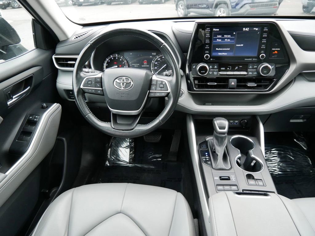 Used 2022 Toyota Highlander XLE AWD/4WD image 13