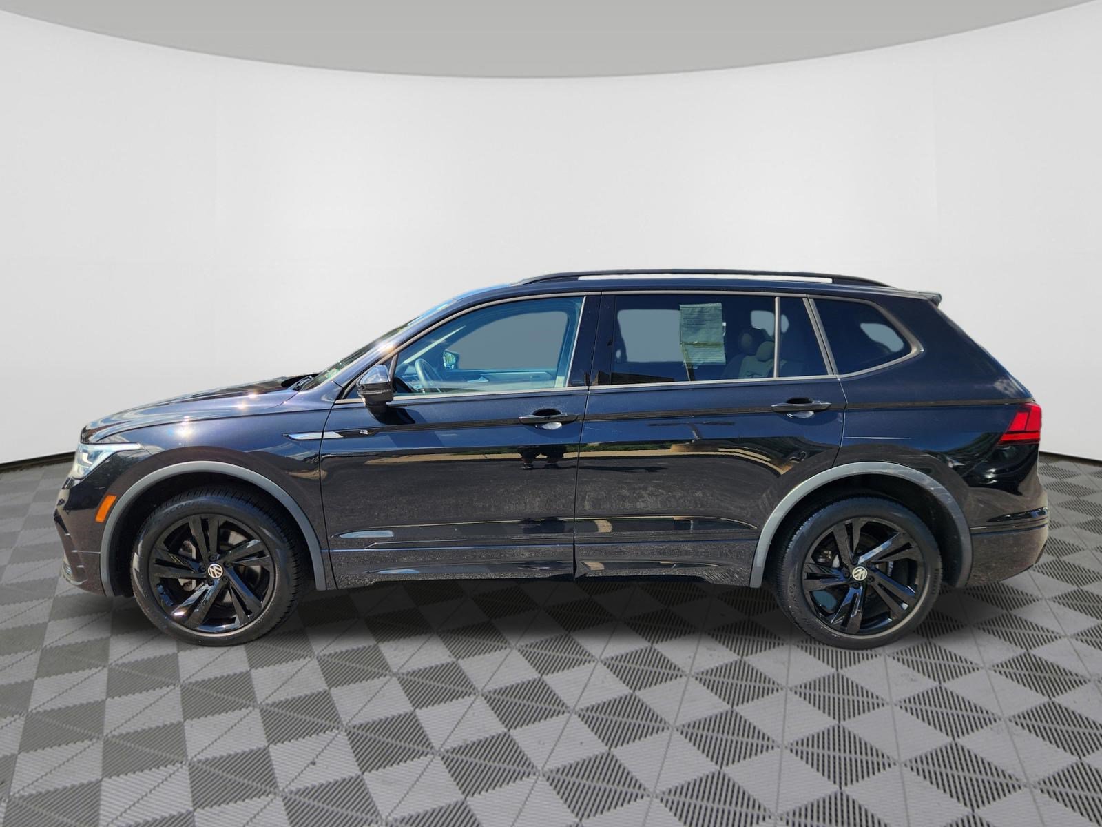 Certified 2023 Volkswagen Tiguan SE R-Line AWD/4WD image 5