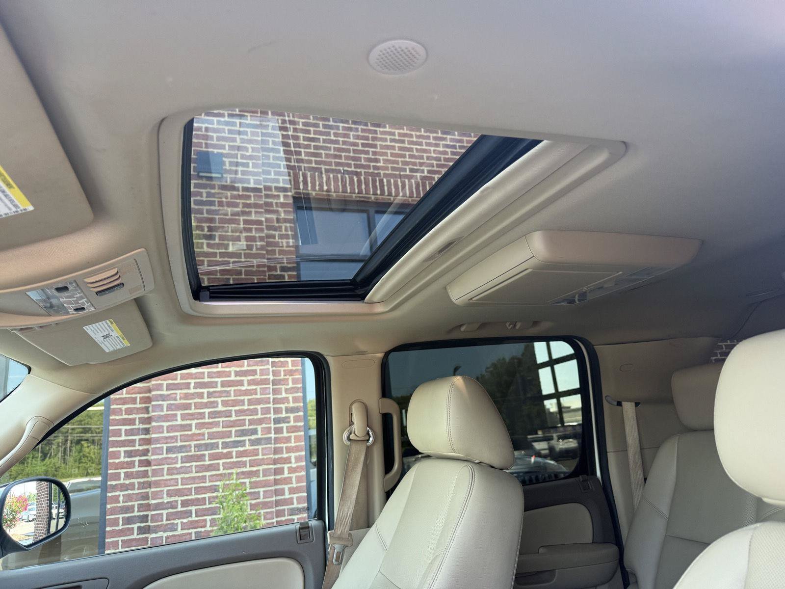 Used 2014 Chevrolet Suburban LTZ RWD image 15