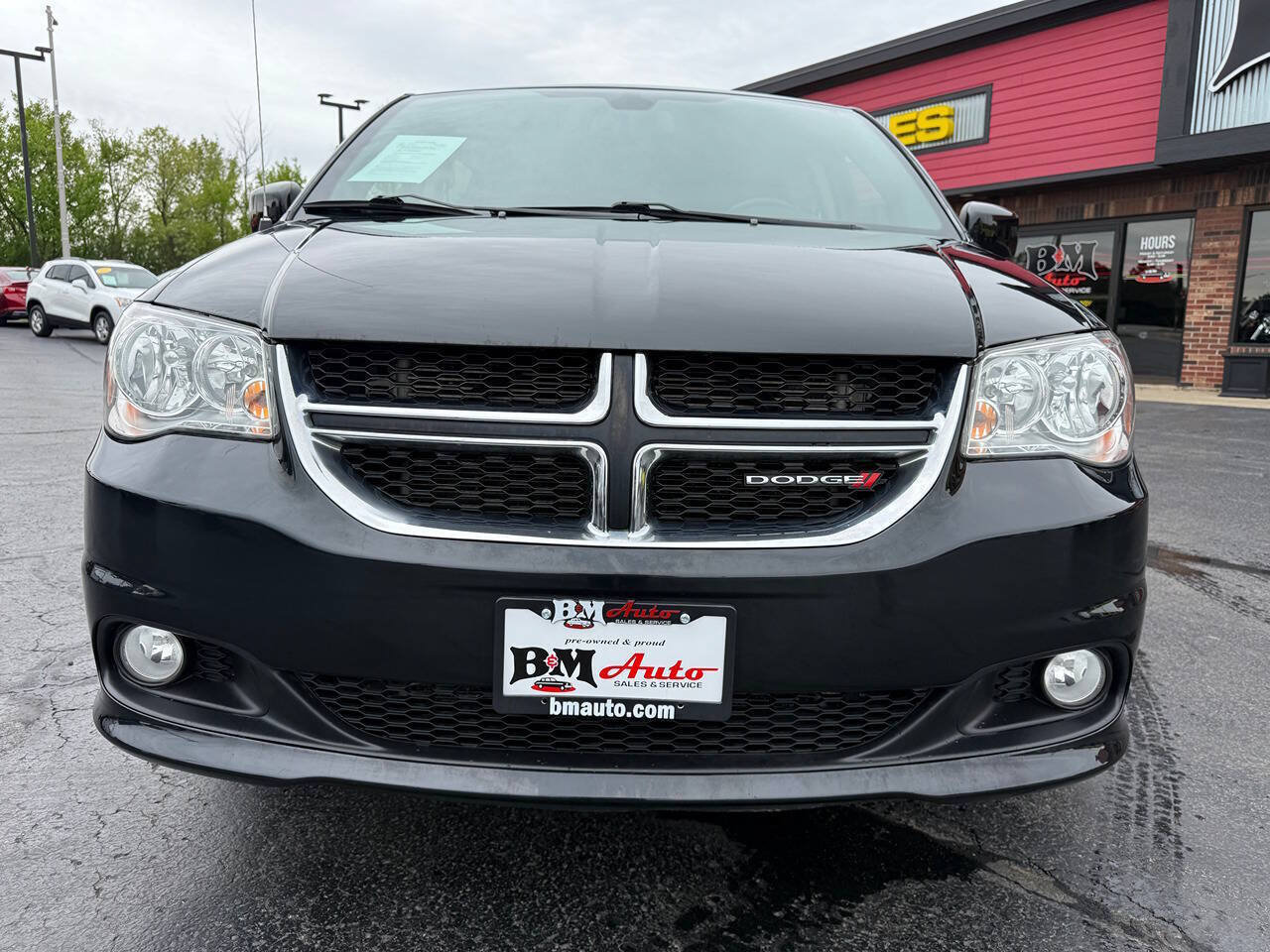 Used 2019 Dodge Grand Caravan SXT FWD image 2