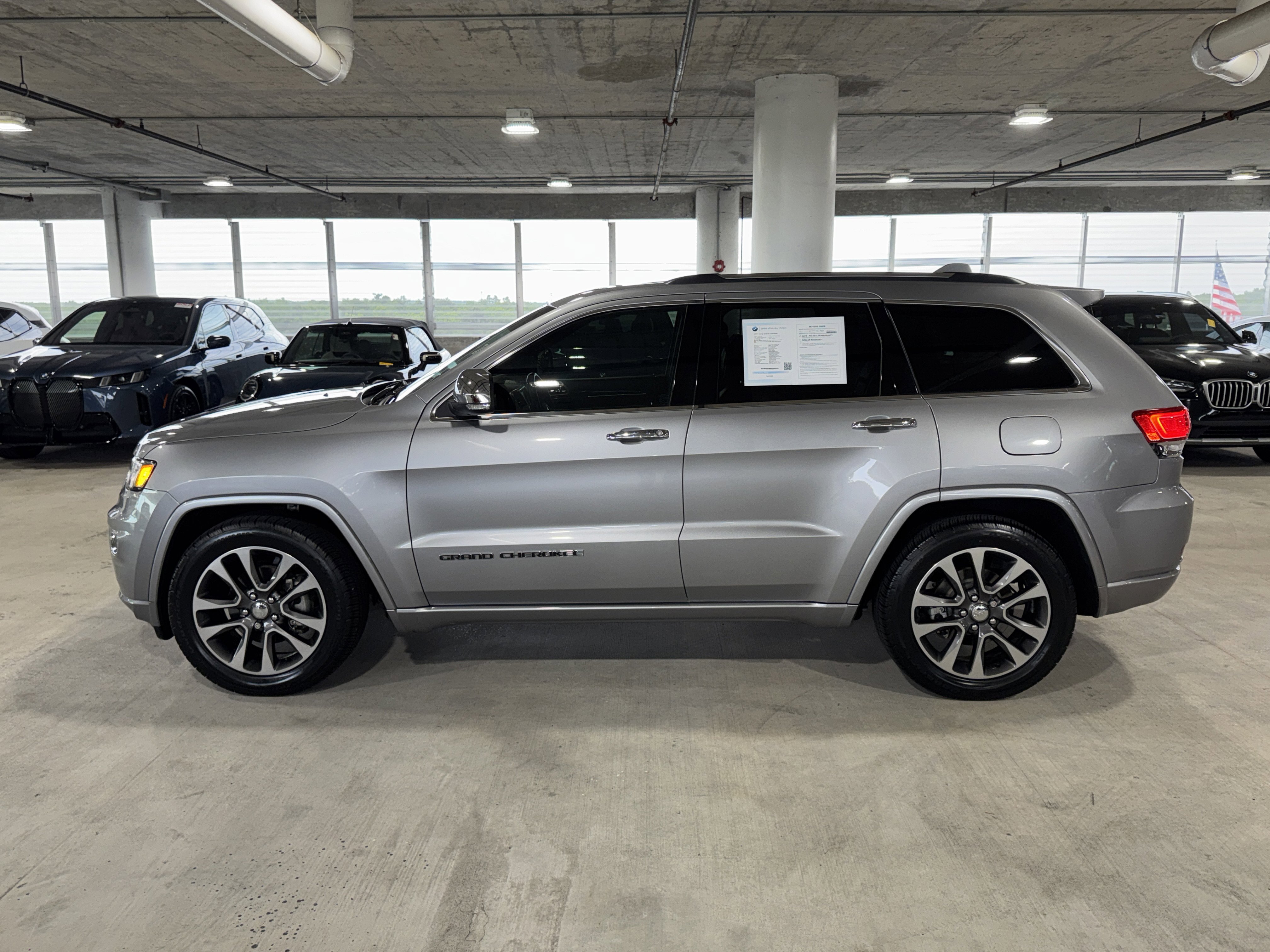 Used 2017 Jeep Grand Cherokee Overland AWD/4WD image 5
