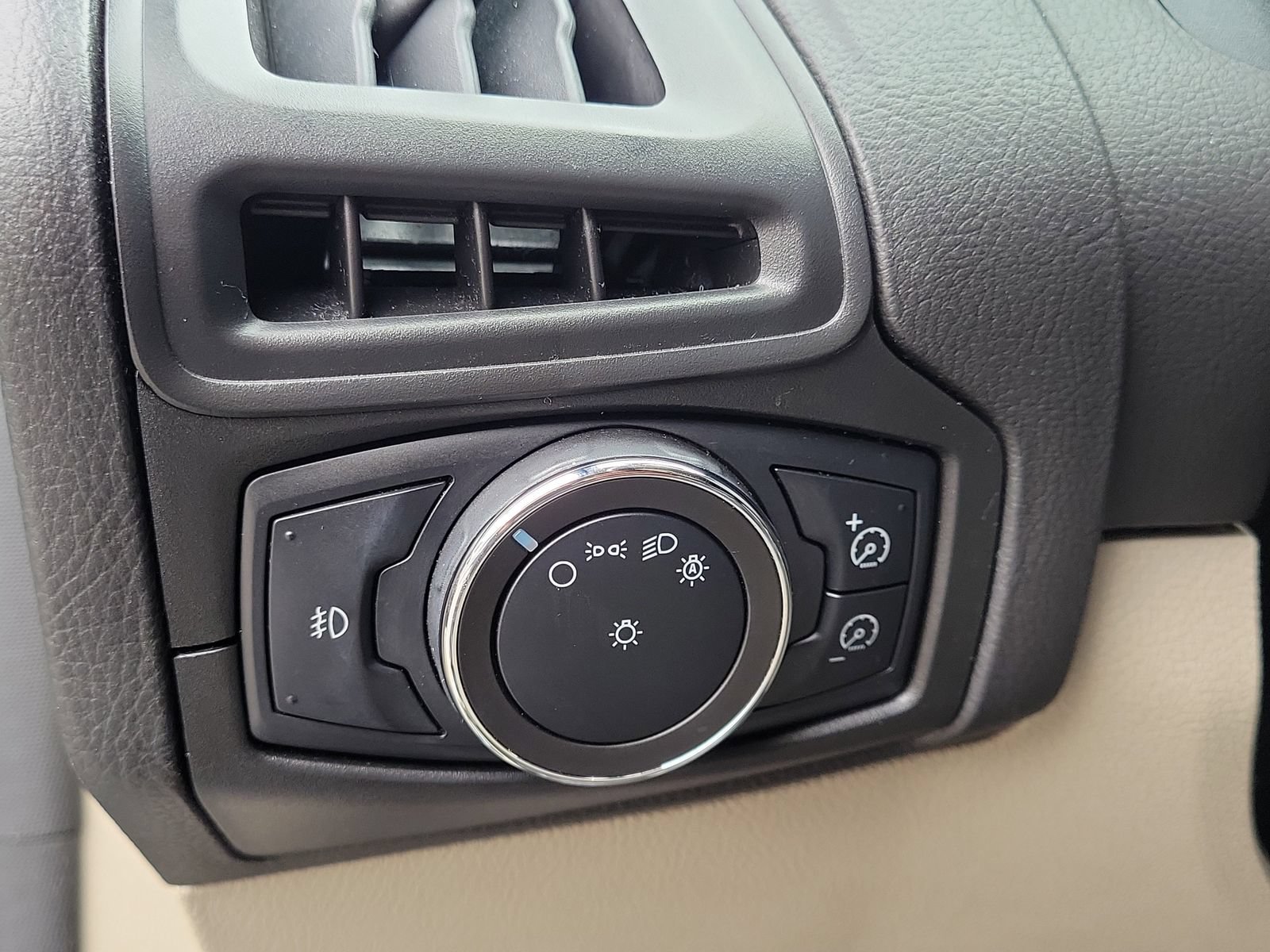 Used 2012 Ford Focus SE FWD image 13