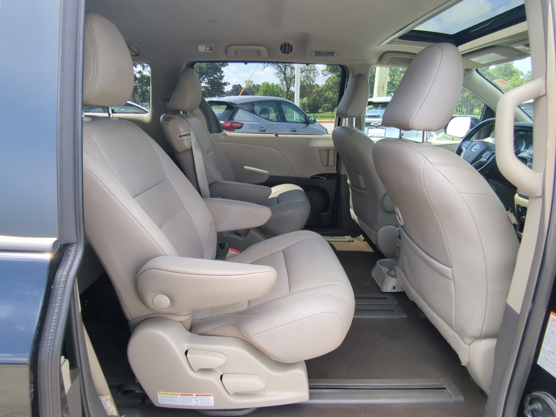 Used 2018 Toyota Sienna XLE w/ XLE Navigation Package FWD image 13