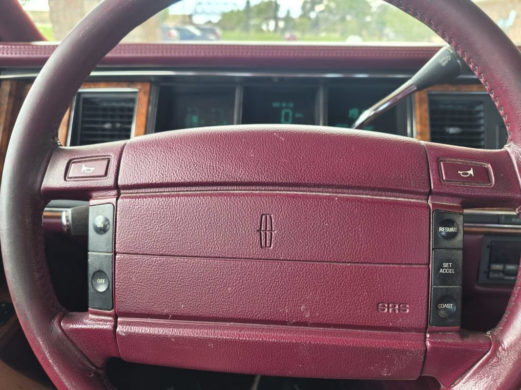 Used 1993 Lincoln Town Car Executive RWD image 11
