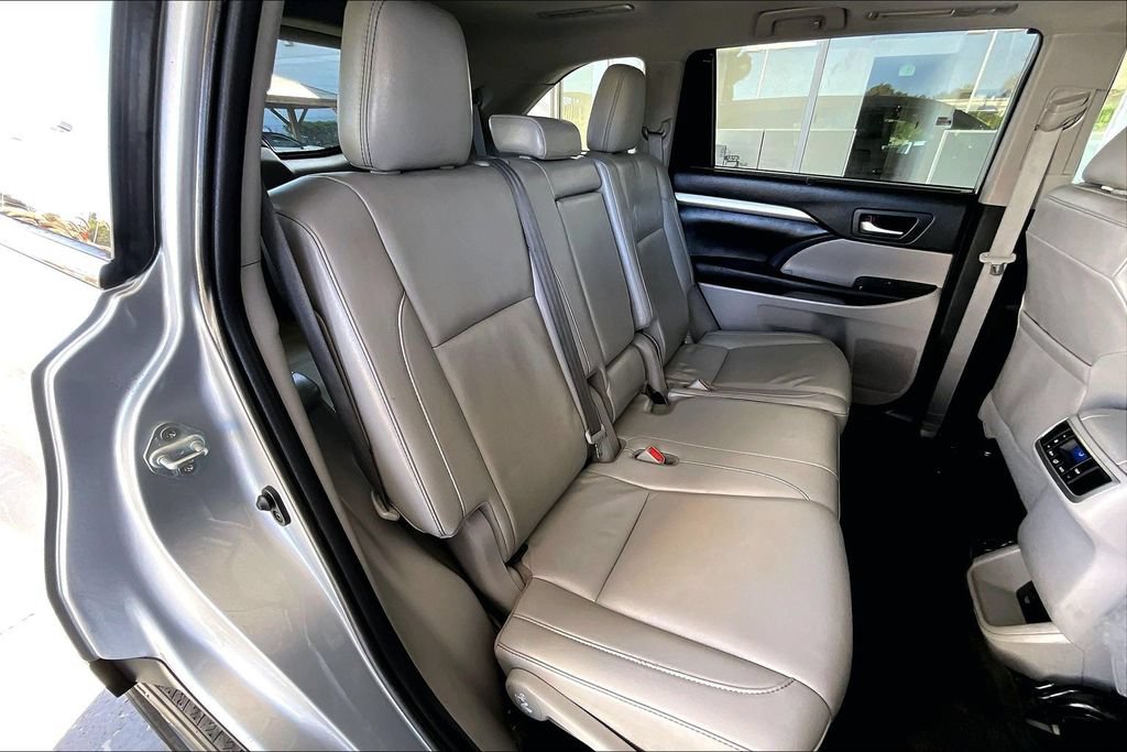 Used 2019 Toyota Highlander XLE w/ Carpet Mat Package (TMS) FWD image 25