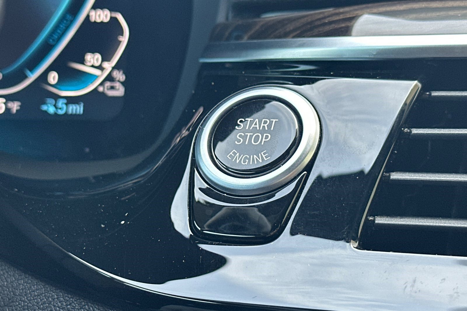 Certified 2023 BMW 530e w/ Premium Package image 28