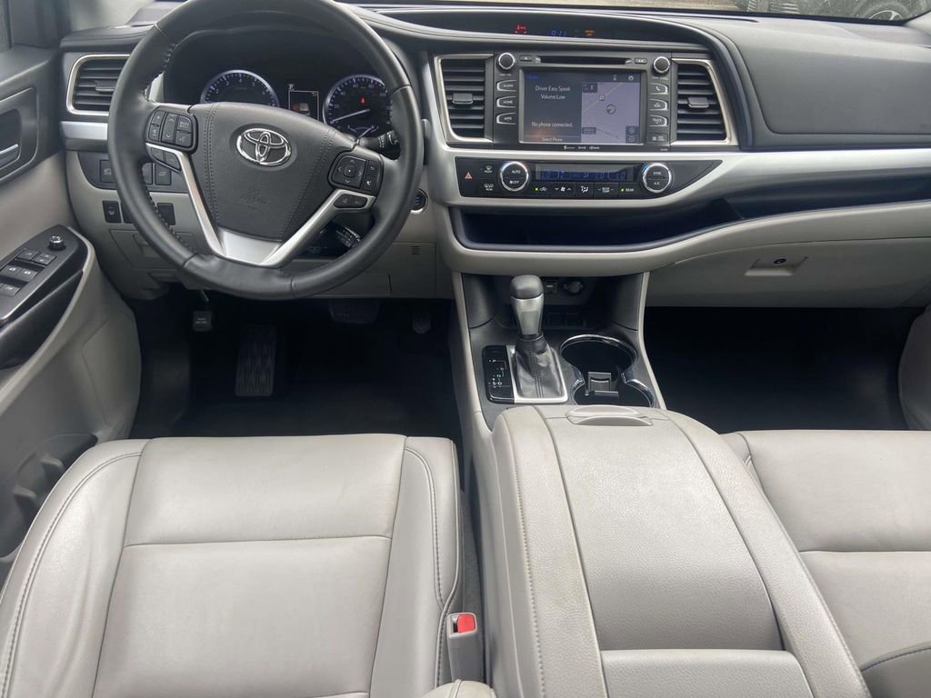Used 2019 Toyota Highlander XLE image 12