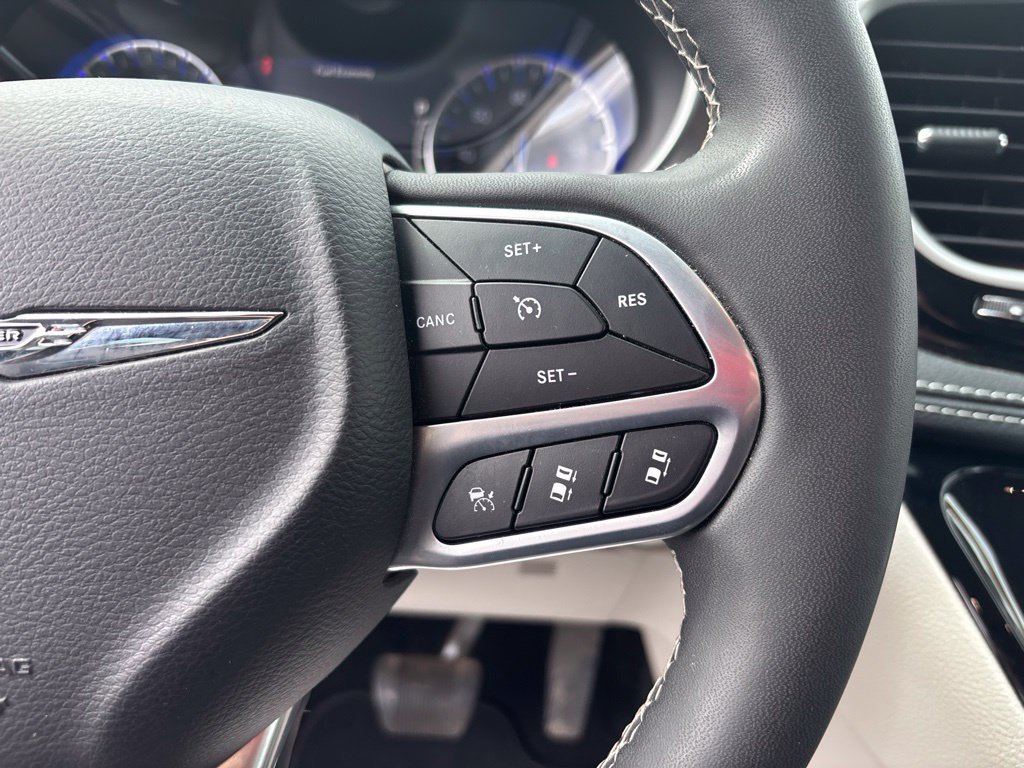 Used 2023 Chrysler Pacifica Touring-L AWD/4WD image 22