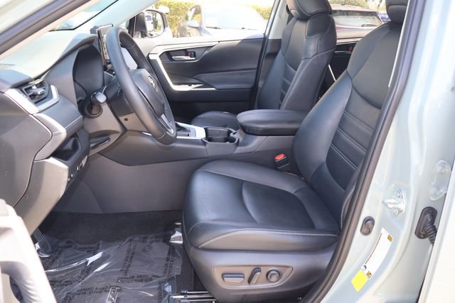 Used 2020 Toyota RAV4 XLE Premium image 14