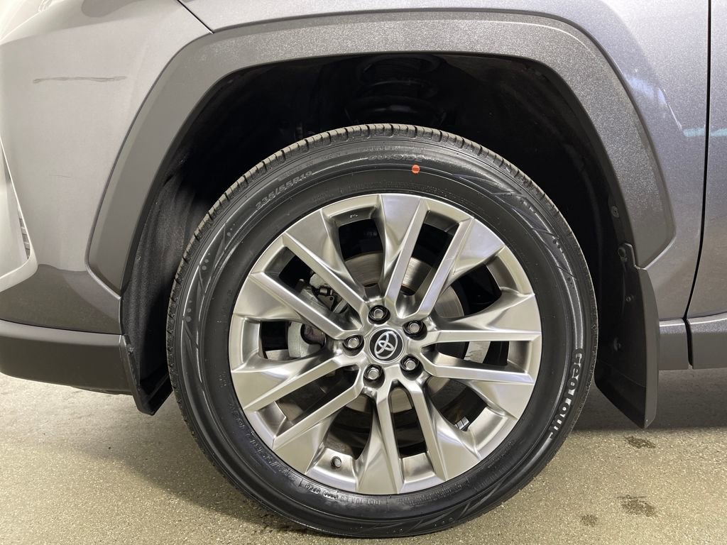 Used 2021 Toyota RAV4 XLE Premium image 11