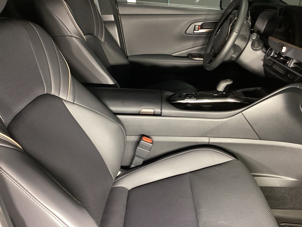 Used 2025 Toyota Crown Signia image 3