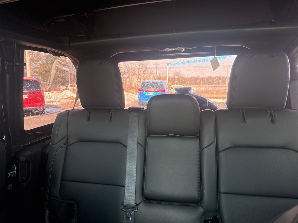 Used 2025 Jeep Wrangler Unlimited Sahara AWD/4WD image 30