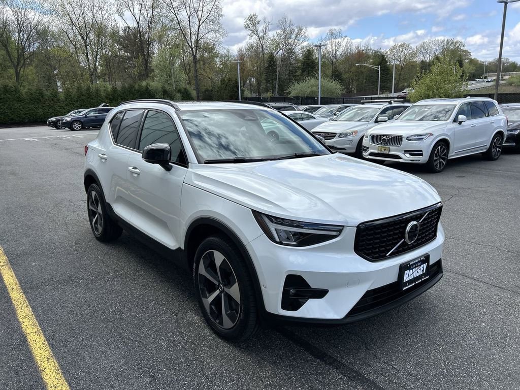 Certified 2023 Volvo XC40 B5 Plus w/ Driver Assist Package image 2