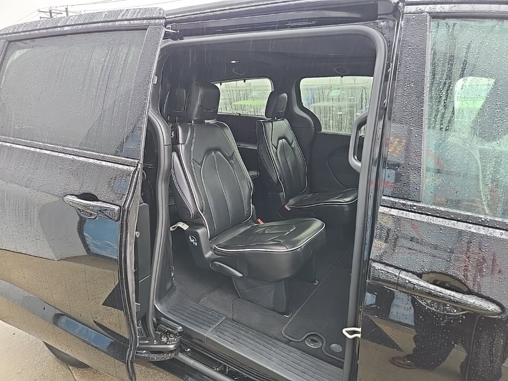 Used 2025 Chrysler Pacifica Limited image 80