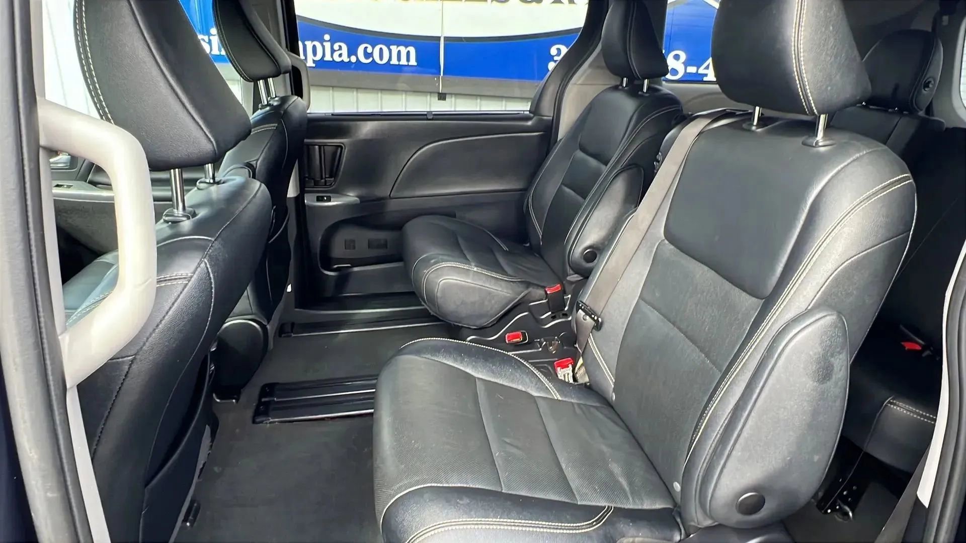 Used 2020 Toyota Sienna SE FWD image 12