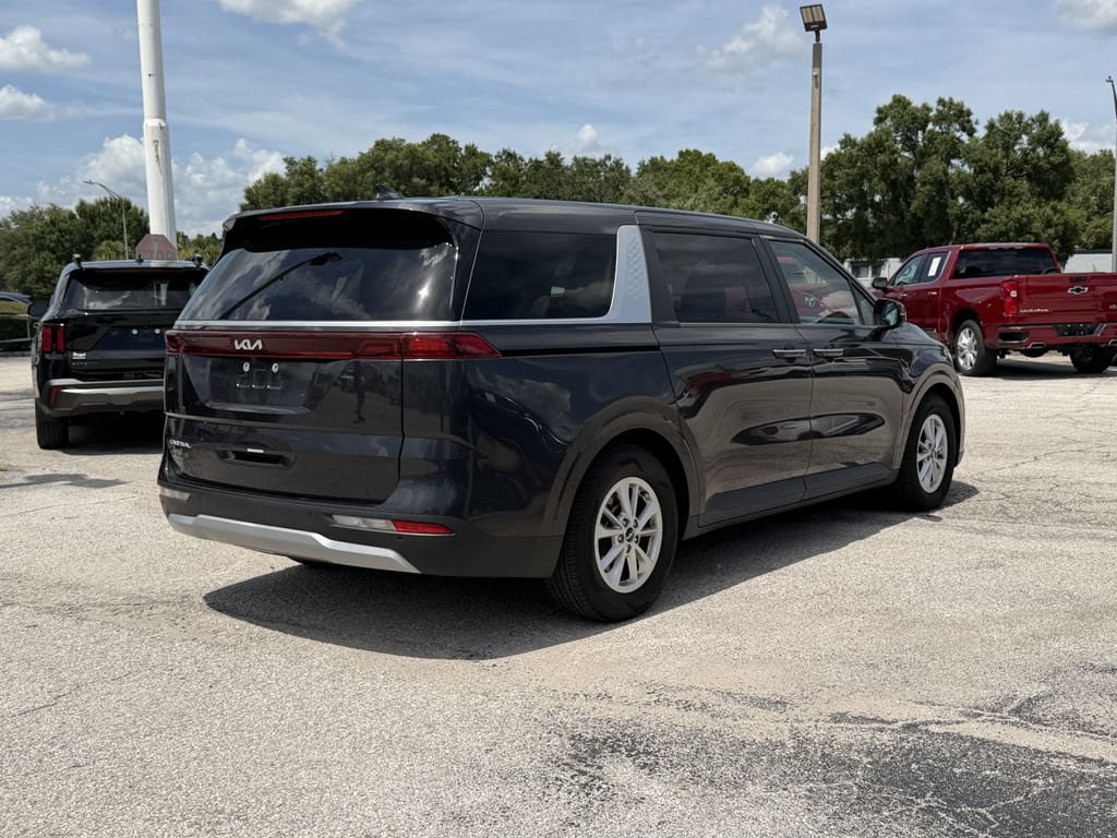 Certified 2024 Kia Carnival LX FWD image 4
