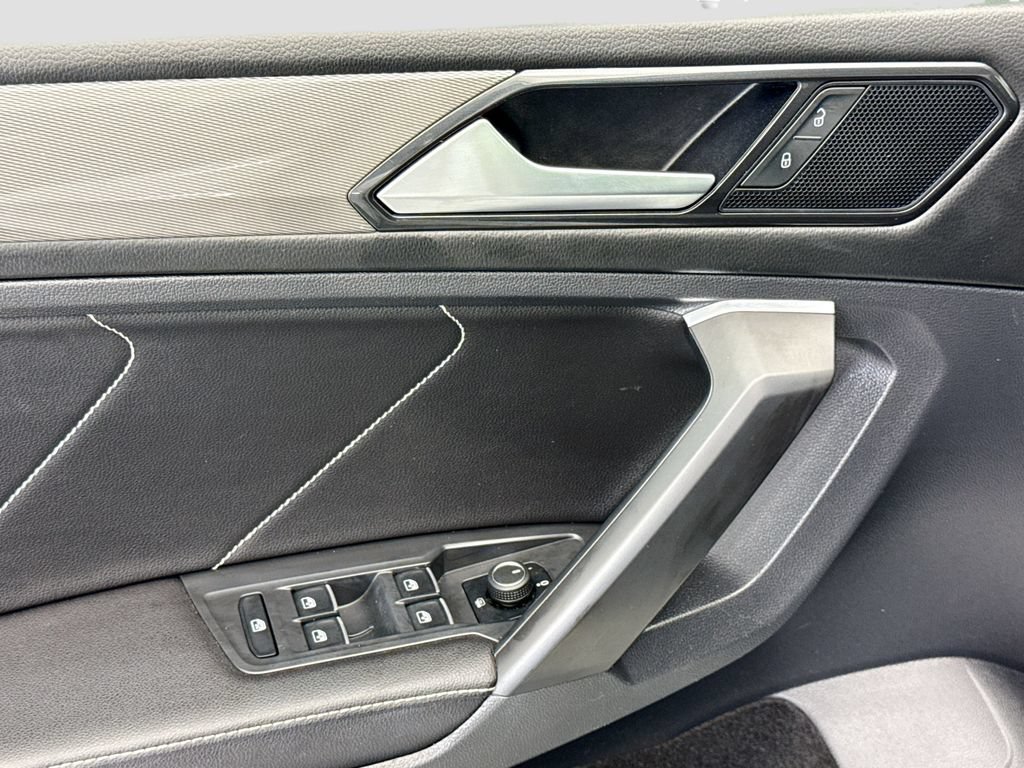 Used 2023 Volkswagen Tiguan SE w/ Panoramic Sunroof Package FWD image 22