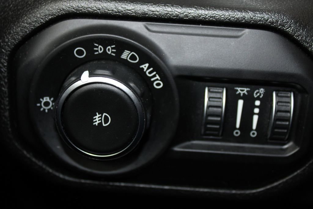 Used 2018 Jeep Wrangler Unlimited Sahara AWD/4WD image 26