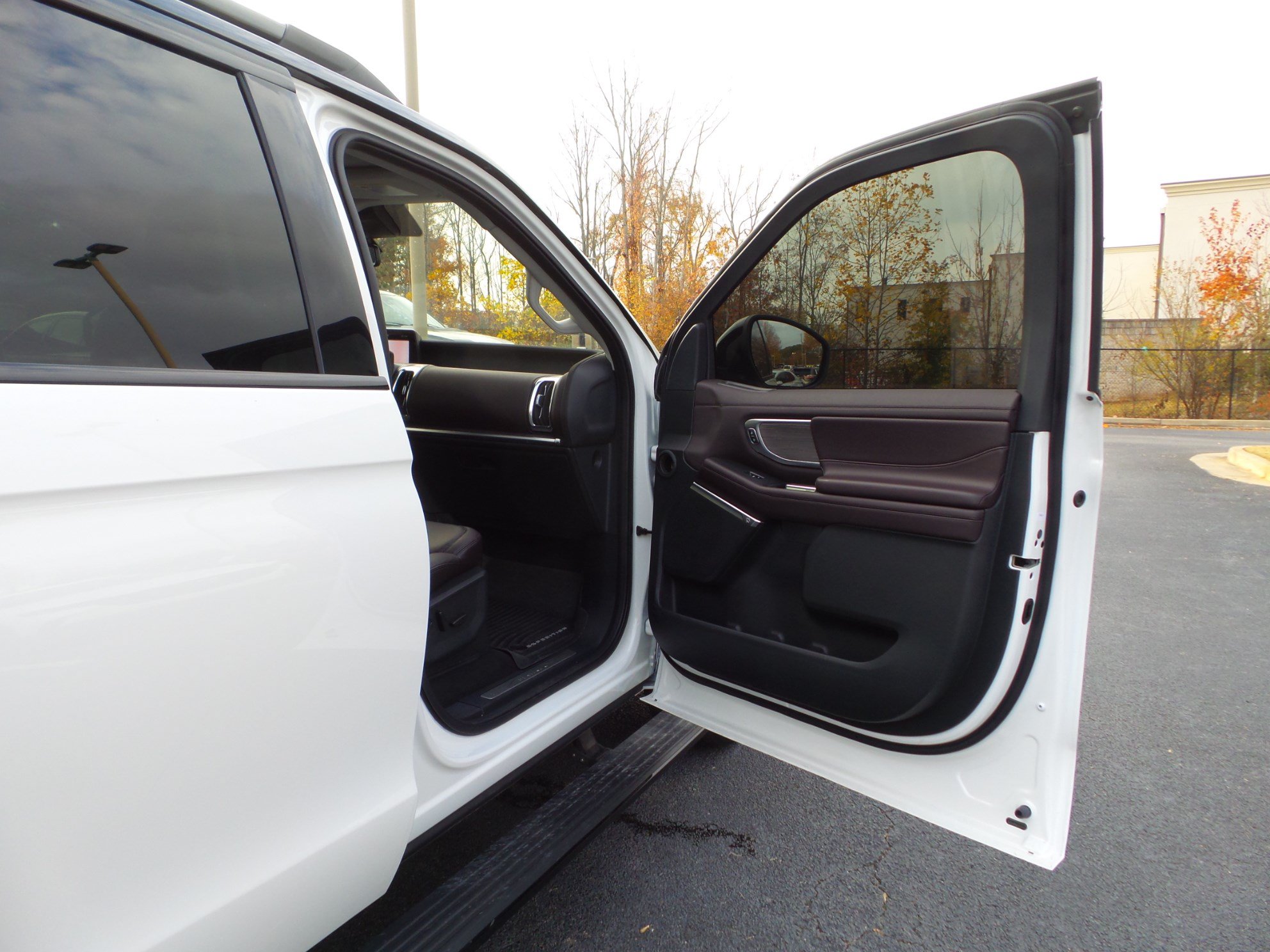 Used 2025 Ford Expedition Max Platinum w/ Platinum Ultimate Package AWD/4WD image 38